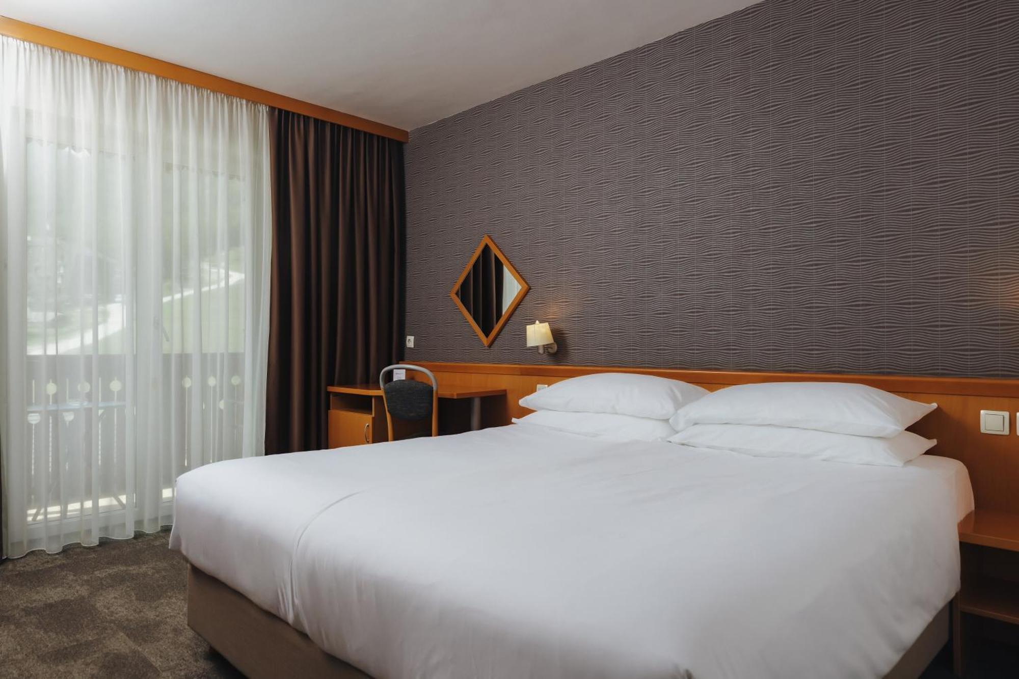 Superior Room One King or Two Twin Beds Non-Smoking,1545557392:JPEG
